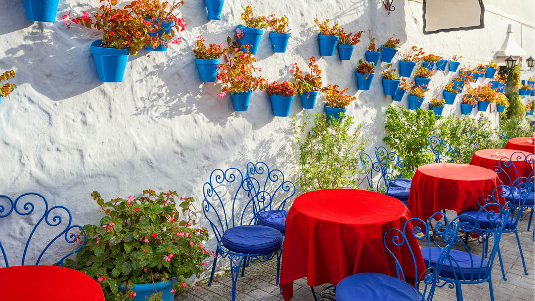 mysig uteservering i byn frigliana på resa till spanien